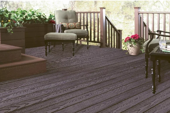 Terrasse aus Holzdielen mit einigen Möbeln